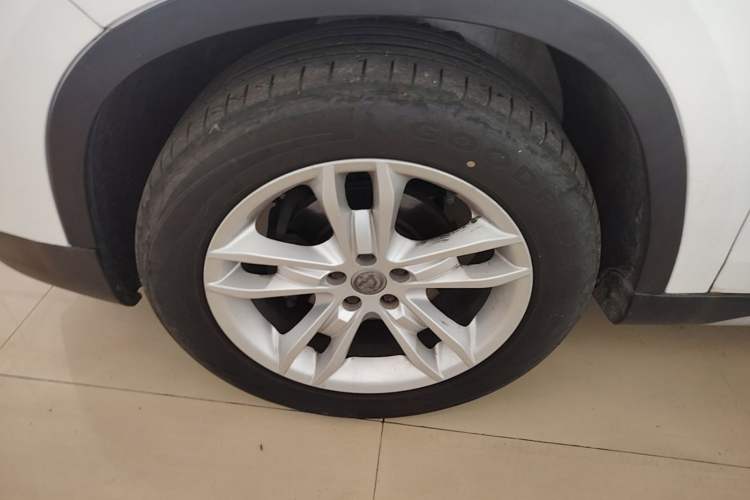 Used Brilliance V5 2012 1.6L Manual Luxury Model Left Front Wheel Hub