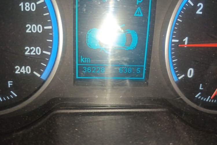 Used Brilliance V5 2012 1.5T Automatic Two-Wheel Drive Luxury Version Odometer Close Up