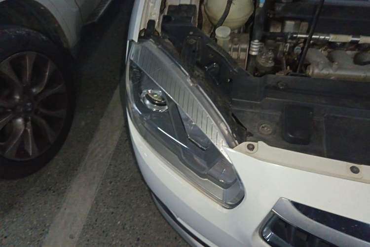 Used Brilliance V5 2012 1.5T Automatic Two-Wheel Drive Luxury Version Right Front Headlight