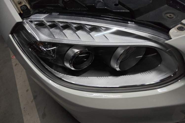 Used Brilliance V5 2012 1.6L Automatic Luxury Version Right Front Headlight