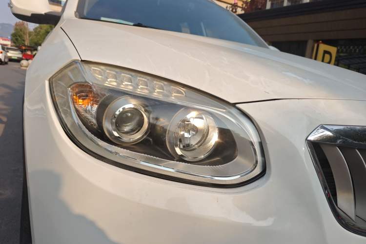 Used Brilliance V5 2012 1.5T Automatic Two-Wheel Drive Sport Version Right Front Headlight