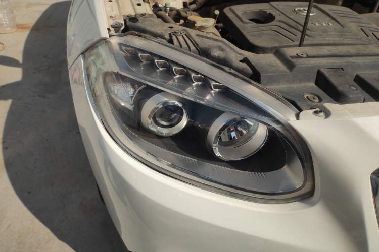 Used Brilliance V5 2012 1.6L Automatic Luxury Version Right Front Headlight