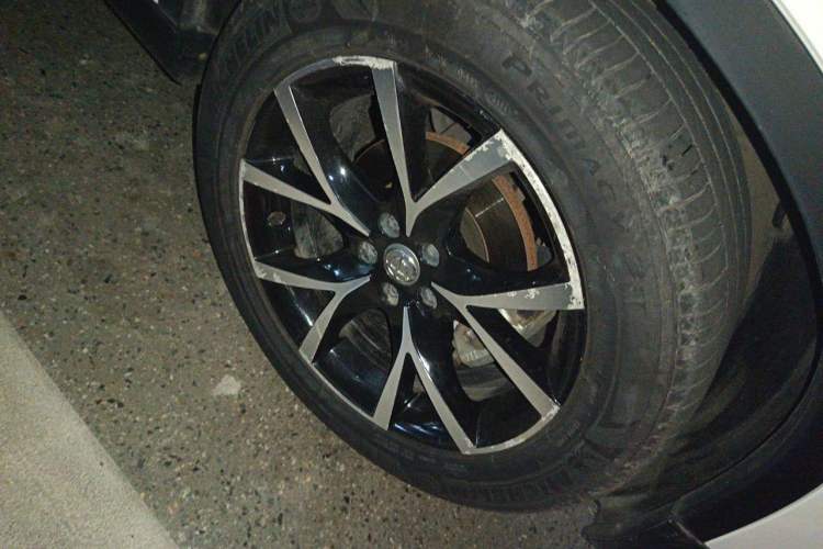 Used Brilliance V5 2012 1.5T Automatic Two-Wheel Drive Luxury Version Right Front Wheel Hub