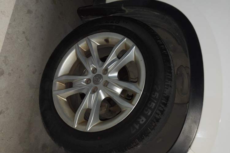 Used Brilliance V5 2012 1.6L Automatic Luxury Version Right Front Wheel Hub