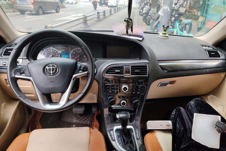 Used Brilliance V5 2012 1.6L Automatic Luxury Version Center Console