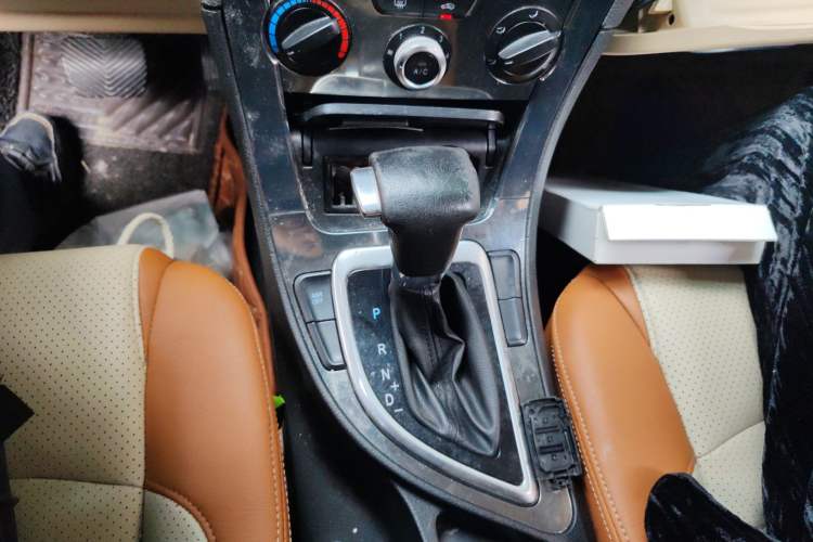 Used Brilliance V5 2012 1.6L Automatic Luxury Version Gear Lever