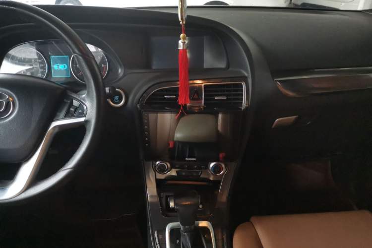 Used Brilliance V5 2014 1.5T Automatic Two-Wheel Drive Luxury Version Audio And AC Panel