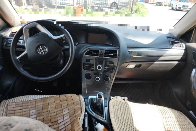 Used Brilliance V5 2014 1.6L Manual Comfort Model Center Console