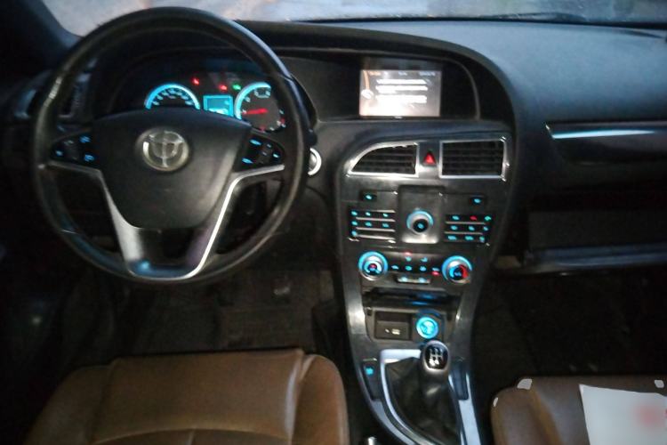 Used Brilliance V5 2014 1.5T Manual Two-Wheel Drive Luxury Model Center Console