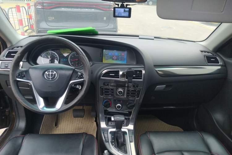 Used Brilliance V5 2014 1.5T Automatic Two-Wheel Drive Sport Model Center Console