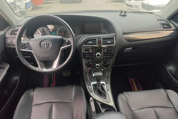 Used Brilliance V5 2014 1.5T Automatic Two-Wheel Drive Sport Model Center Console