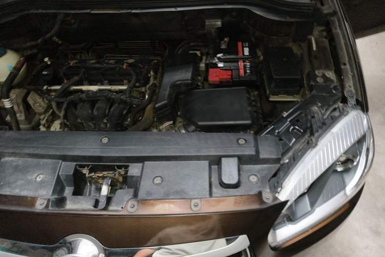 Used Brilliance V5 2014 1.6L Automatic Comfort Model Engine Bay Left