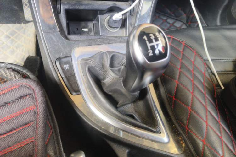 Used Brilliance V5 2014 1.6L Manual Comfort Model Gear Lever