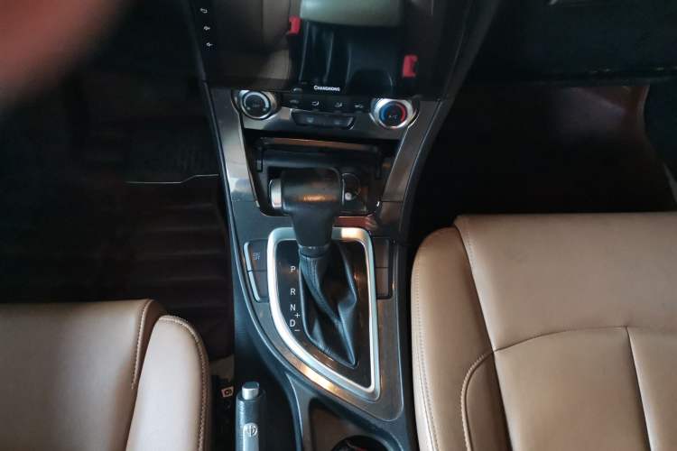 Used Brilliance V5 2014 1.5T Automatic Two-Wheel Drive Luxury Version Gear Lever