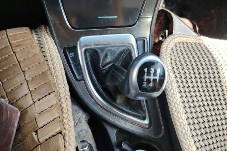 Used Brilliance V5 2014 1.6L Manual Comfort Model Gear Lever