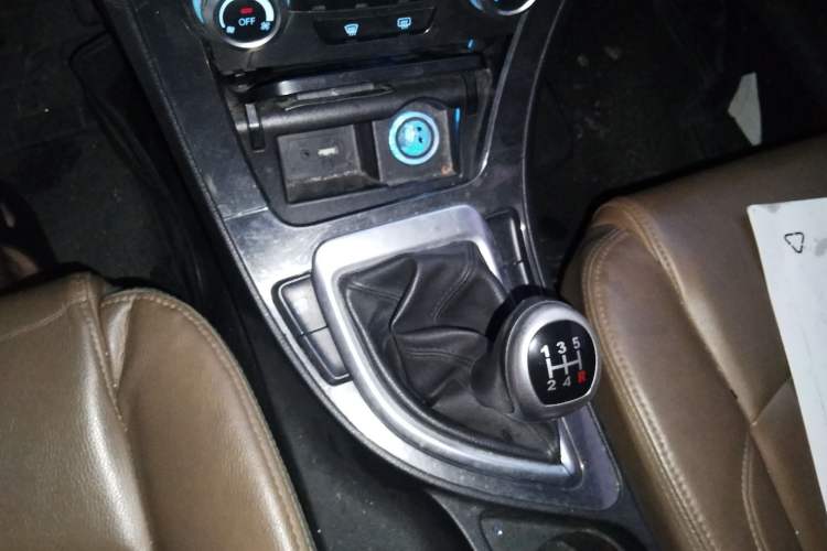 Used Brilliance V5 2014 1.5T Manual Two-Wheel Drive Luxury Model Gear Lever