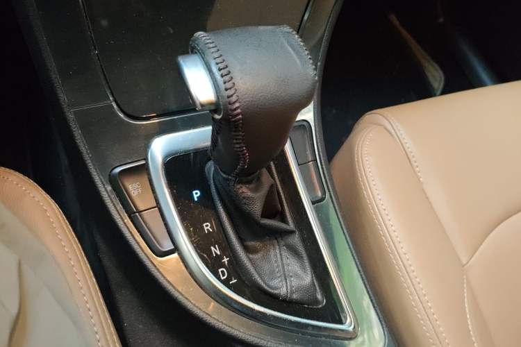 Used Brilliance V5 2014 1.5T Automatic Two-Wheel Drive Luxury Version Gear Lever