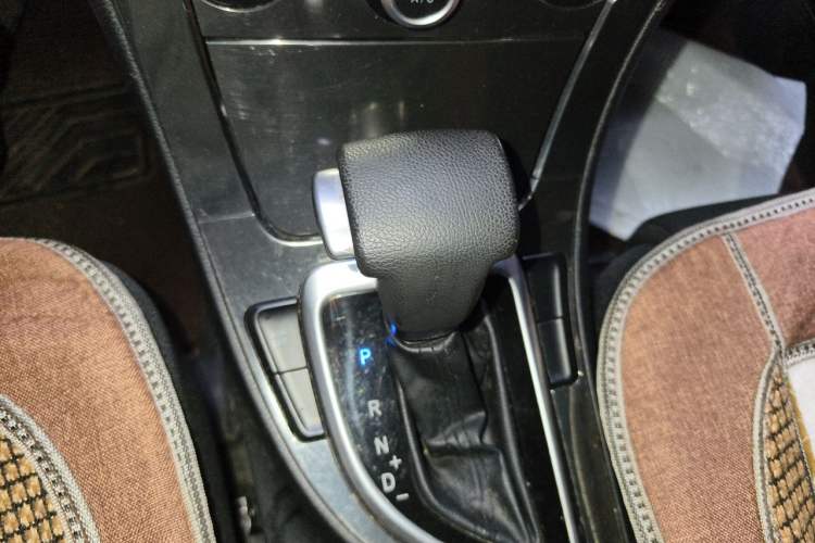 Used Brilliance V5 2014 1.6L Automatic Comfort Model Gear Lever