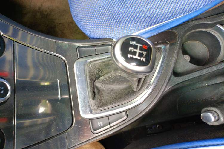 Used Brilliance V5 2014 1.6L Manual Comfort Model Gear Lever
