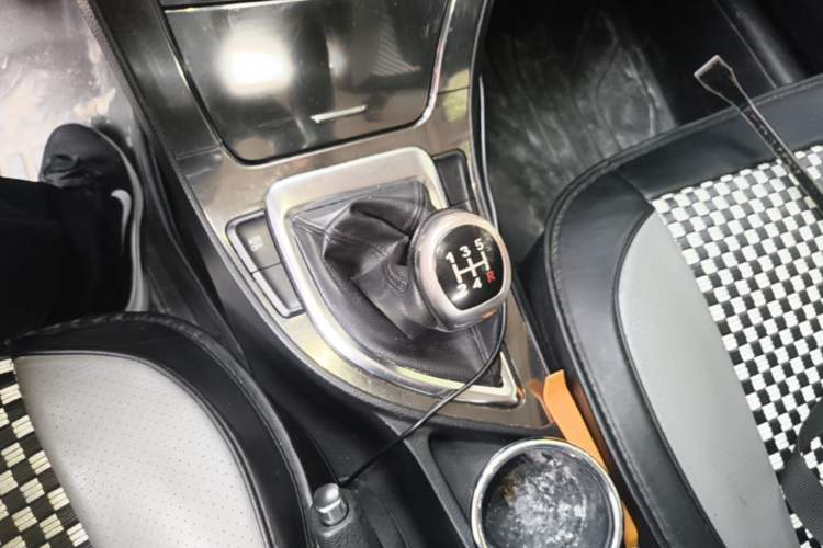 Used Brilliance V5 2014 1.6L Manual Comfort Model Gear Lever