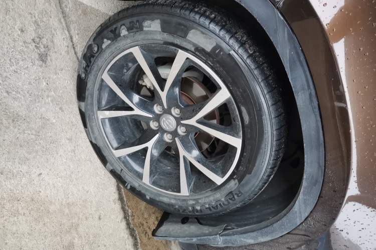 Used Brilliance V5 2014 1.5T Automatic Two-Wheel Drive Luxury Version Left Front Wheel Hub