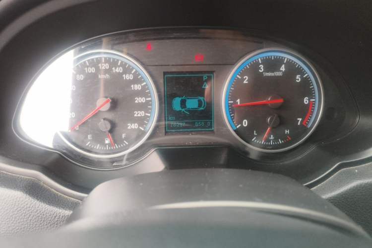 Used Brilliance V5 2014 1.5T Automatic Two-Wheel Drive Sport Model Odometer Close Up