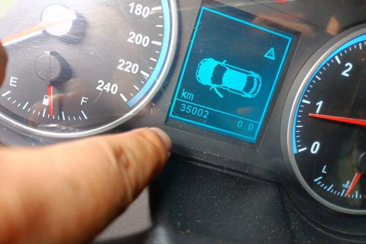 Used Brilliance V5 2014 1.6L Manual Comfort Model Odometer Close Up