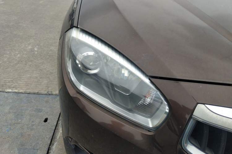 Used Brilliance V5 2014 1.5T Automatic Two-Wheel Drive Sport Model Right Front Headlight