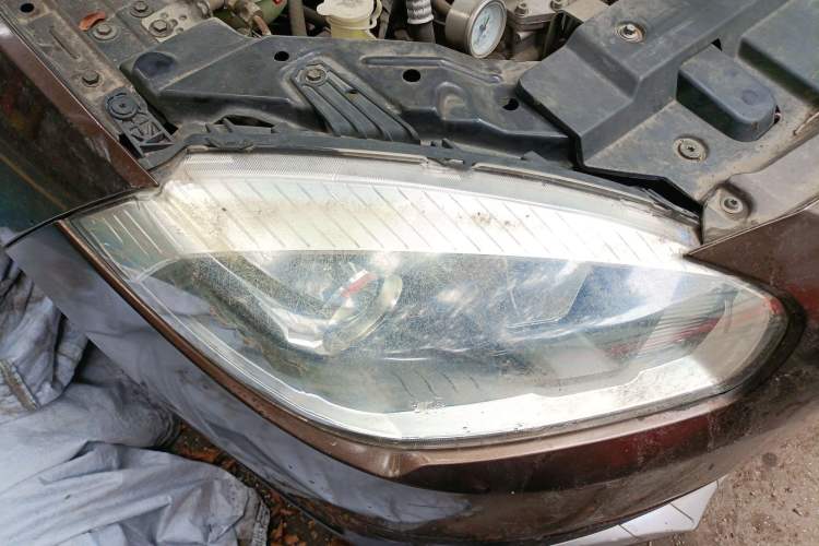 Used Brilliance V5 2014 1.6L Manual Comfort Model Right Front Headlight