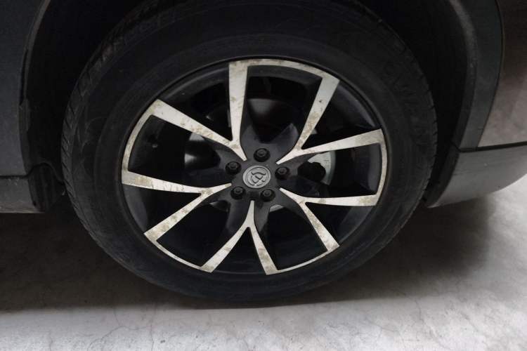 Used Brilliance V5 2014 1.6L Automatic Comfort Model Right Front Wheel Hub