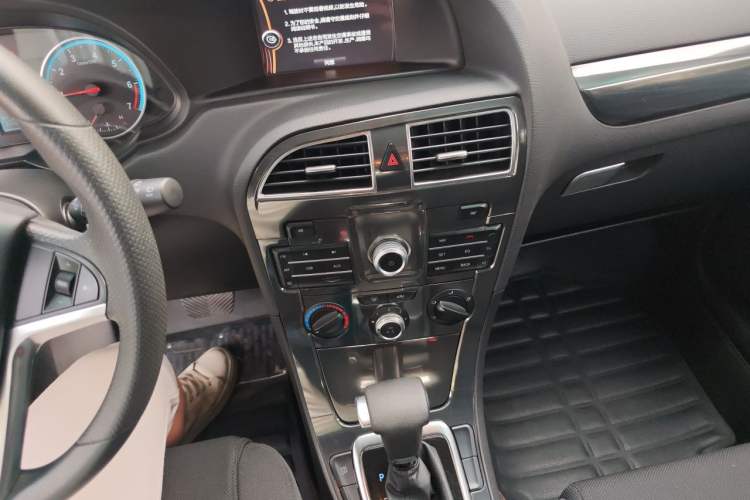 Used Brilliance V5 2014 1.5T Automatic Two-Wheel Drive Sport Model Audio And AC Panel