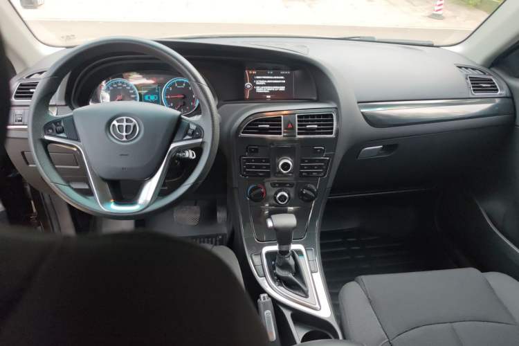 Used Brilliance V5 2014 1.5T Automatic Two-Wheel Drive Sport Model Center Console