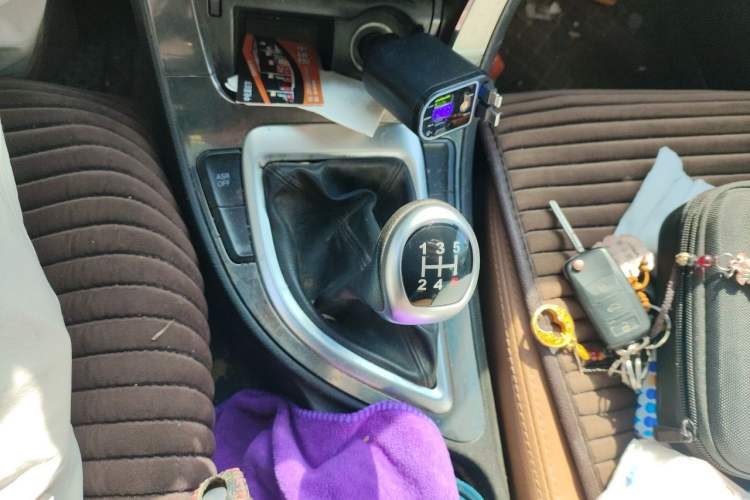 Used Brilliance V5 2014 1.6L Manual Luxury Model Gear Lever