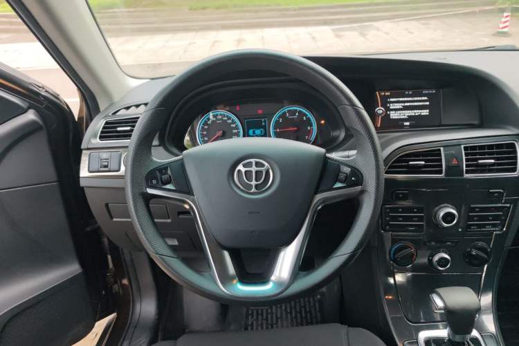 Used Brilliance V5 2014 1.5T Automatic Two-Wheel Drive Sport Model Steering Wheel