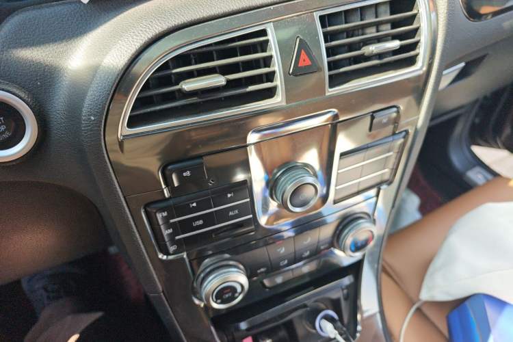 Used Brilliance V5 2014 1.6L Manual Luxury Model Audio And AC Panel
