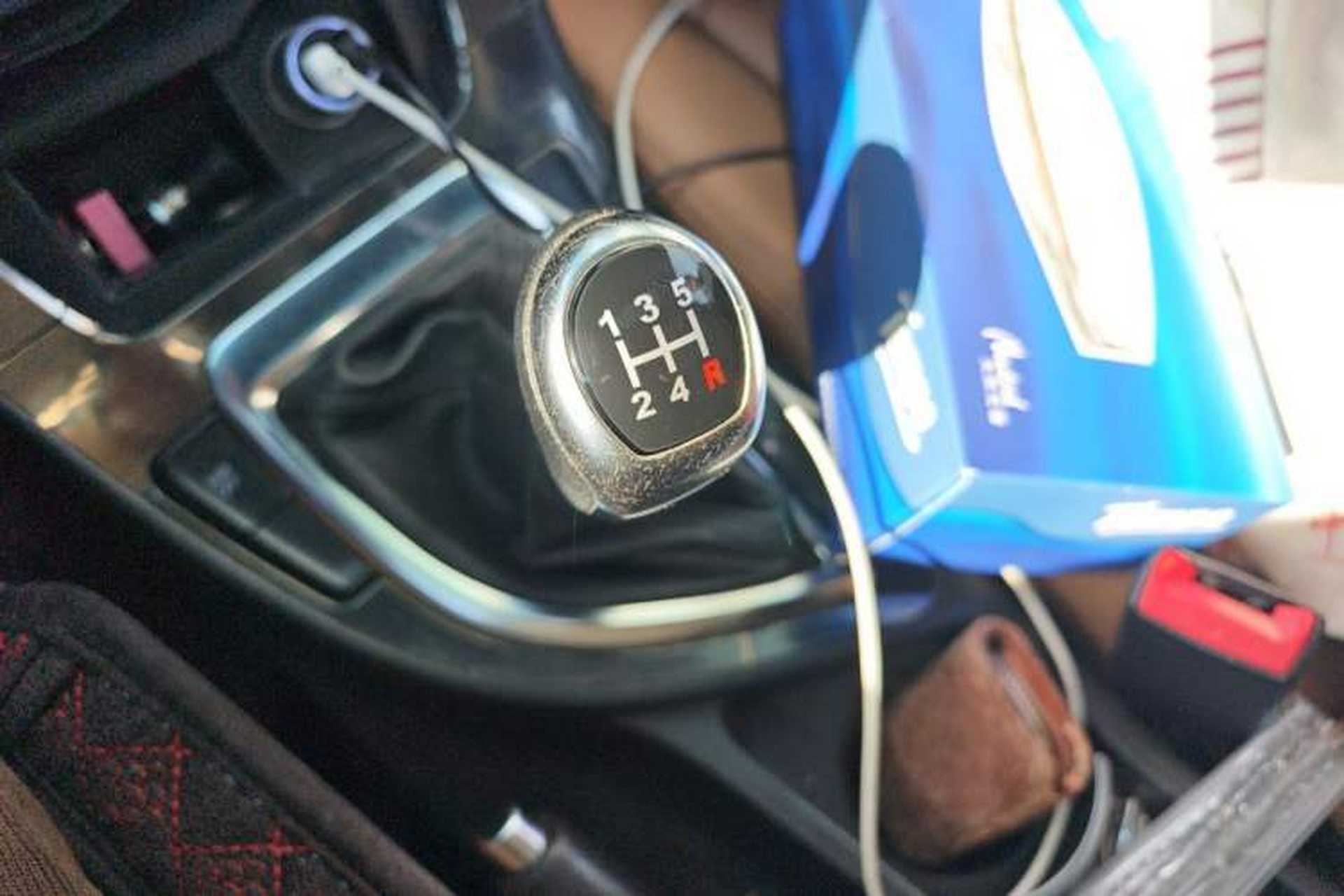 Used Brilliance V5 2014 1.6L Manual Luxury Model Gear Lever
