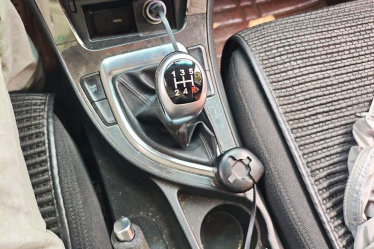 Used Brilliance V5 2014 1.6L Manual Comfort Model Gear Lever