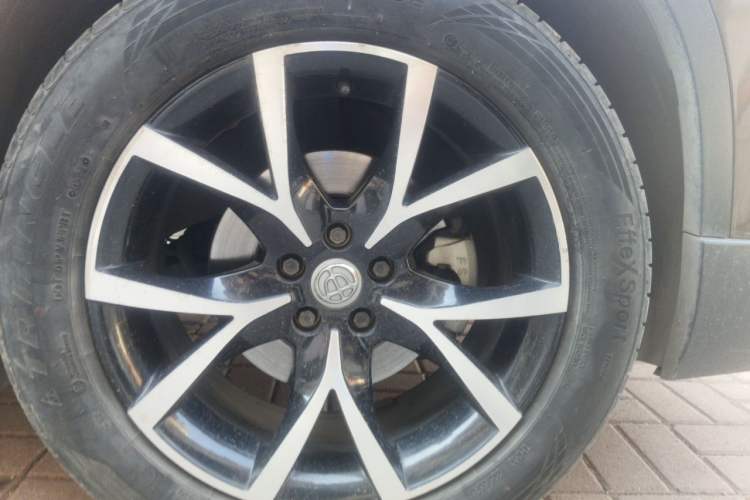 Used Brilliance V5 2014 1.6L Manual Comfort Model Right Front Wheel Hub