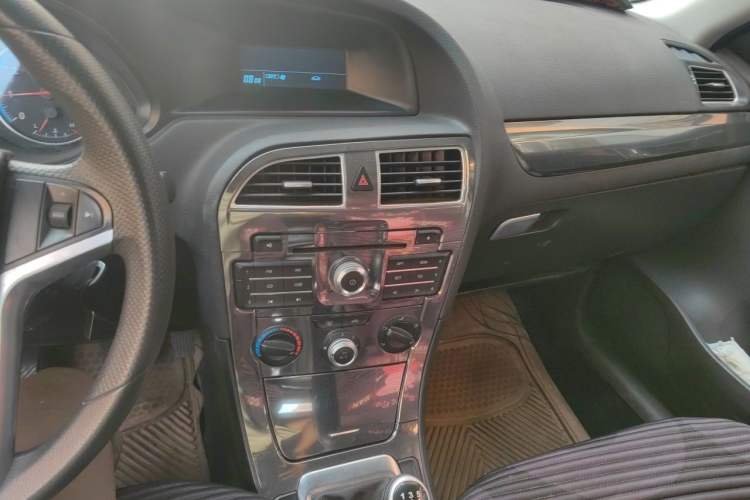 Used Brilliance V5 2014 1.5T Manual Two-Wheel Drive Sport Model Audio And AC Panel