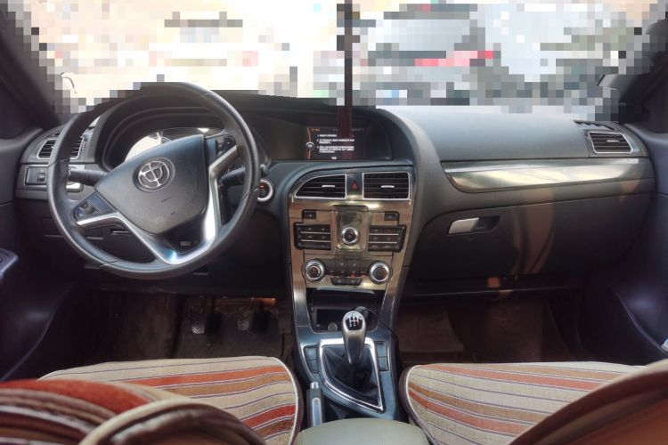 Used Brilliance V5 2014 1.5T Manual Two-Wheel Drive Luxury Model Center Console