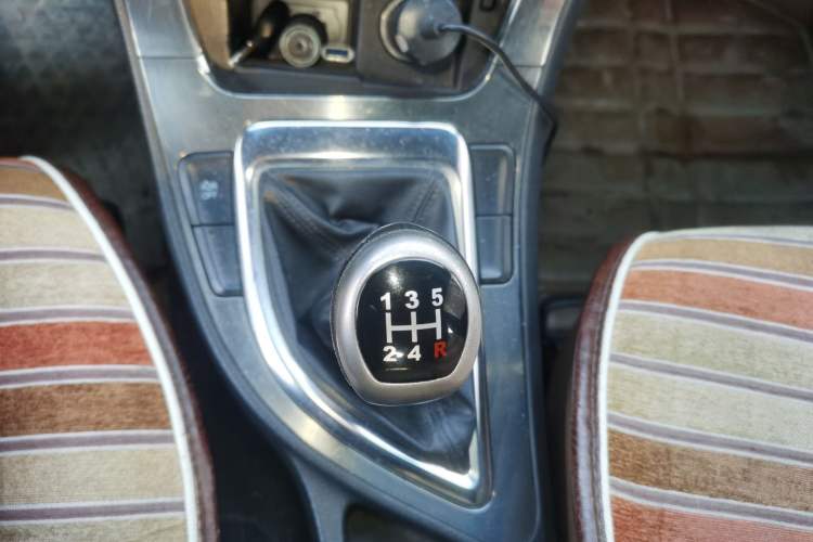 Used Brilliance V5 2014 1.5T Manual Two-Wheel Drive Luxury Model Gear Lever