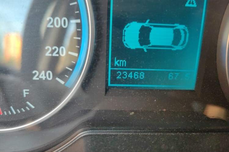 Used Brilliance V5 2014 1.5T Manual Two-Wheel Drive Sport Model Odometer Close Up