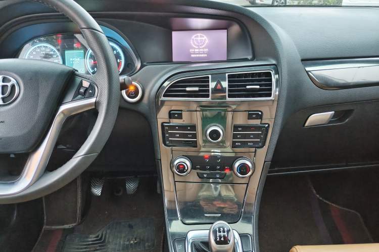 Used Brilliance V5 2014 1.5T Manual Two-Wheel Drive Luxury Model Audio And AC Panel