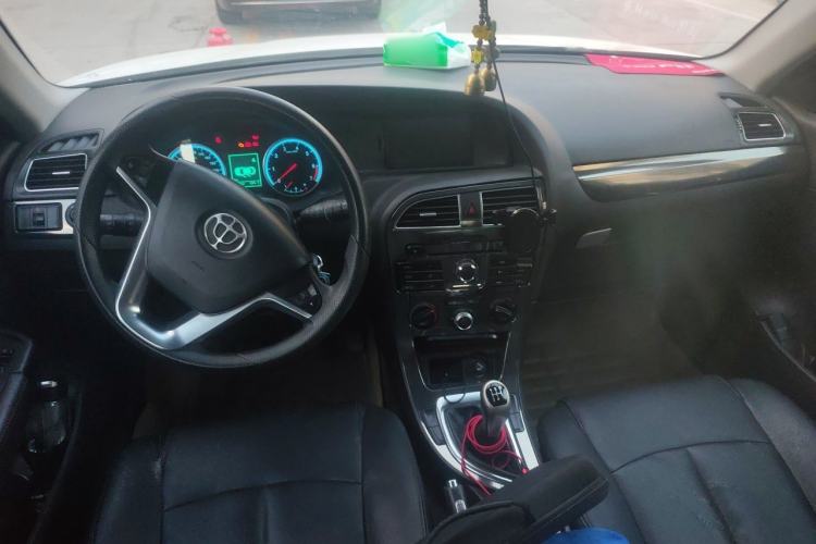 Used Brilliance V5 2014 1.6L Manual Comfort Model Center Console