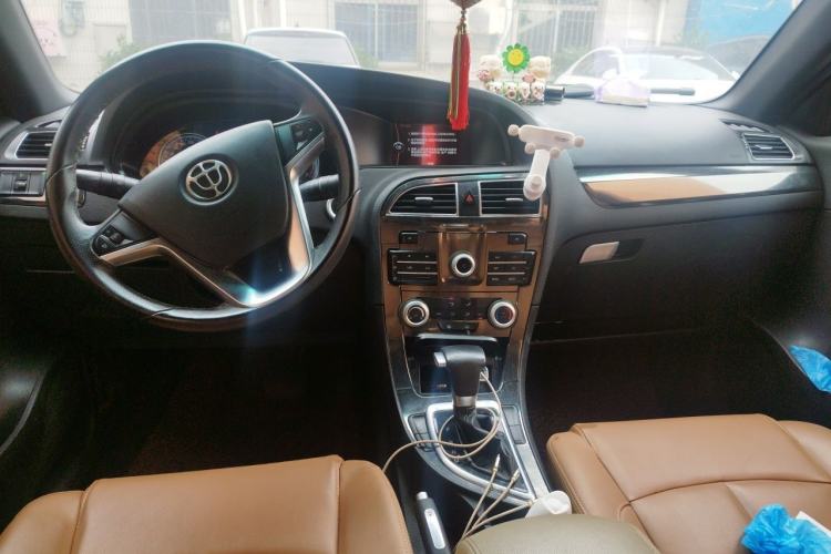 Used Brilliance V5 2014 1.6L Automatic Luxury Model Center Console