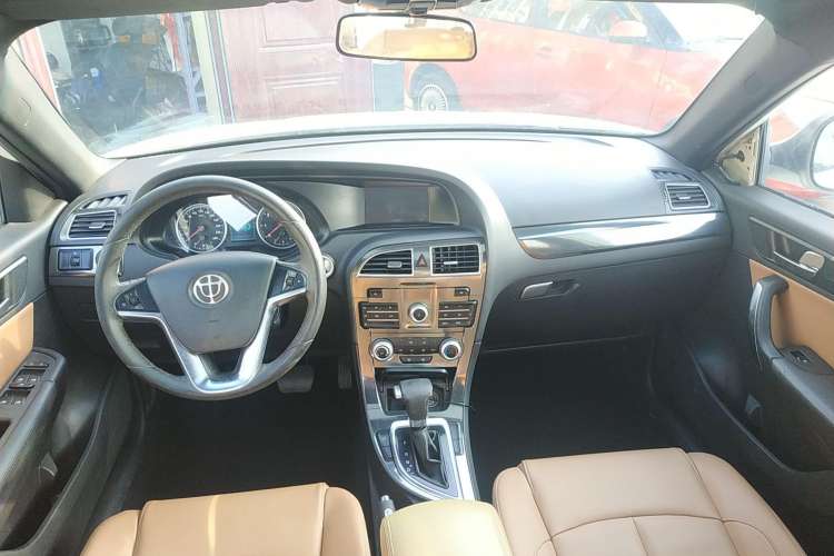Used Brilliance V5 2014 1.6L Automatic Luxury Model Center Console