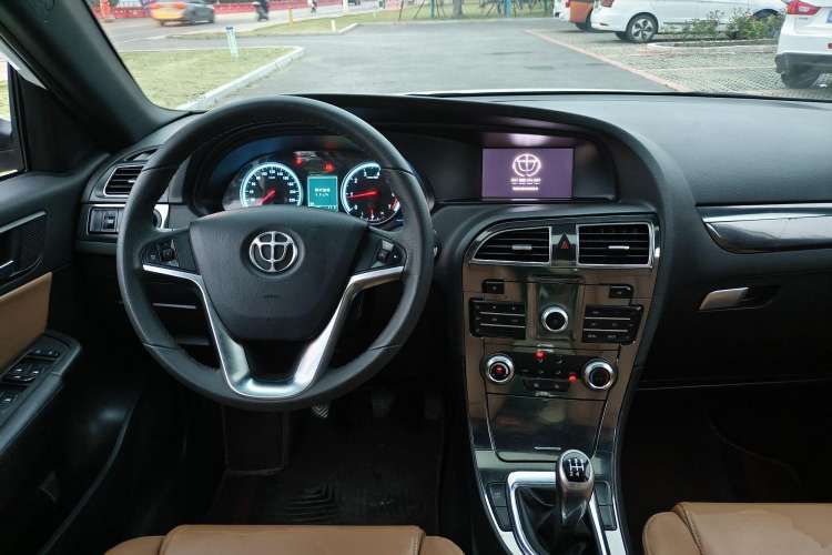Used Brilliance V5 2014 1.5T Manual Two-Wheel Drive Luxury Model Center Console