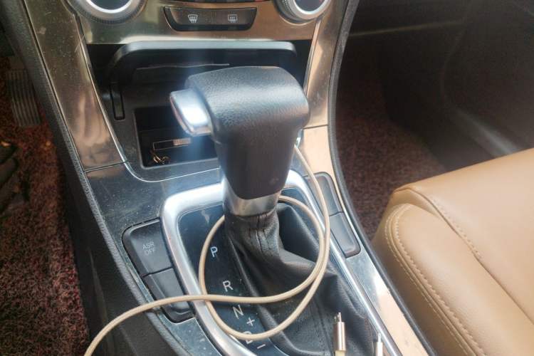 Used Brilliance V5 2014 1.6L Automatic Luxury Model Gear Lever