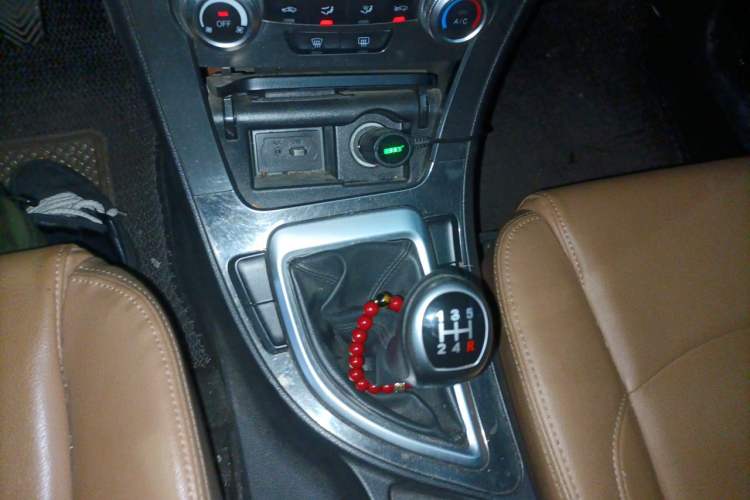 Used Brilliance V5 2014 1.6L Manual Luxury Model Gear Lever