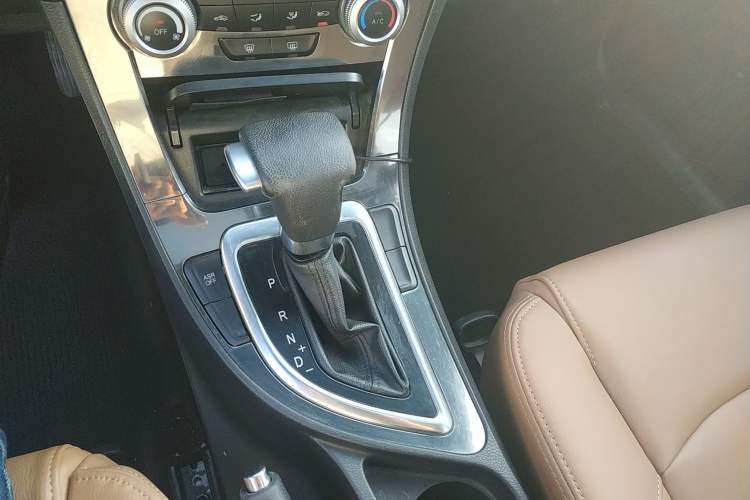 Used Brilliance V5 2014 1.6L Automatic Luxury Model Gear Lever